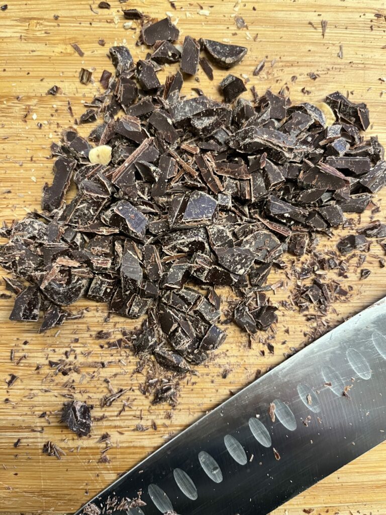 Die Schokolade klein hacken
