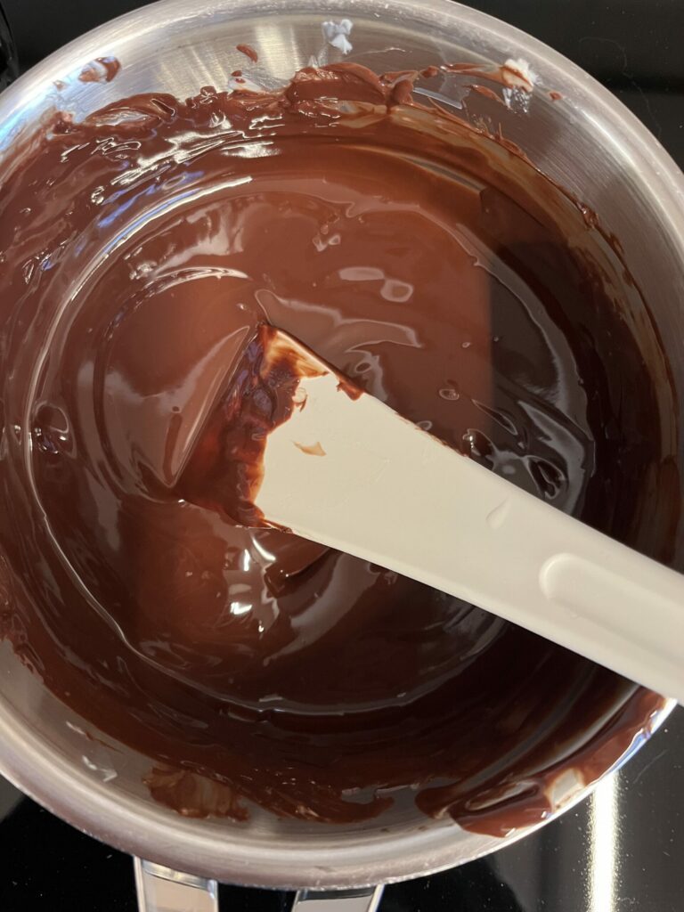 Die Hälfte der Schokolade mit der Butter schmelzen lassen