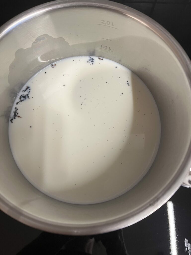 Die Milch mit der ausgekratzten Vanilleschote erhitzen