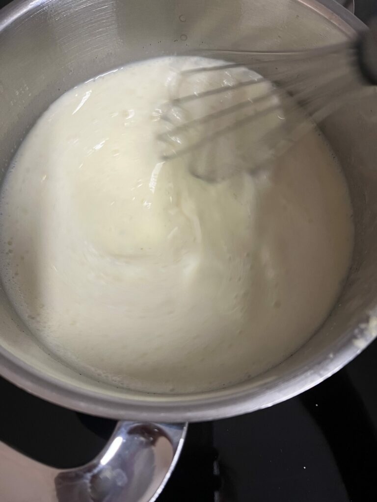 Die Milch mit der Eimischung zum Kochen bringen