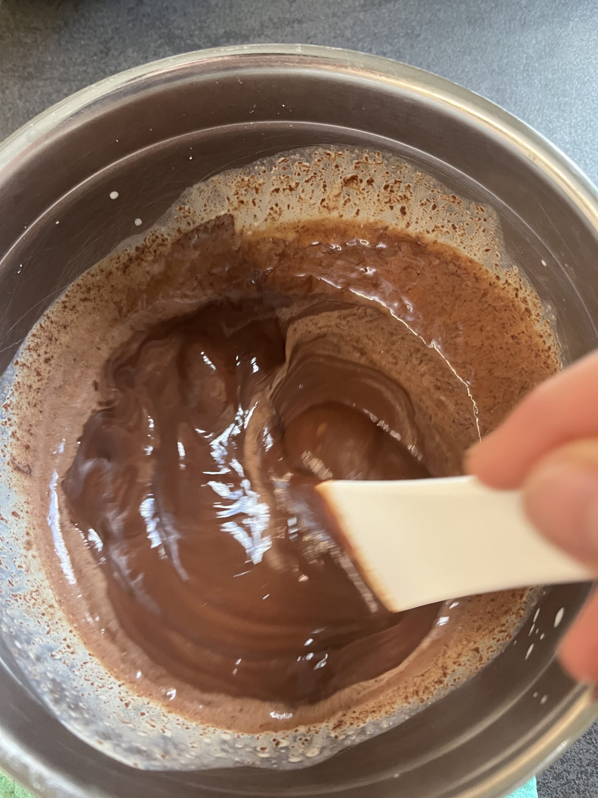 Schokoladen-Biskuitrolle mit karamellisierten Birnen - passion patisserie Schokoladen-Biskuitrolle mit karamellisierten Birnen - passion patisserie