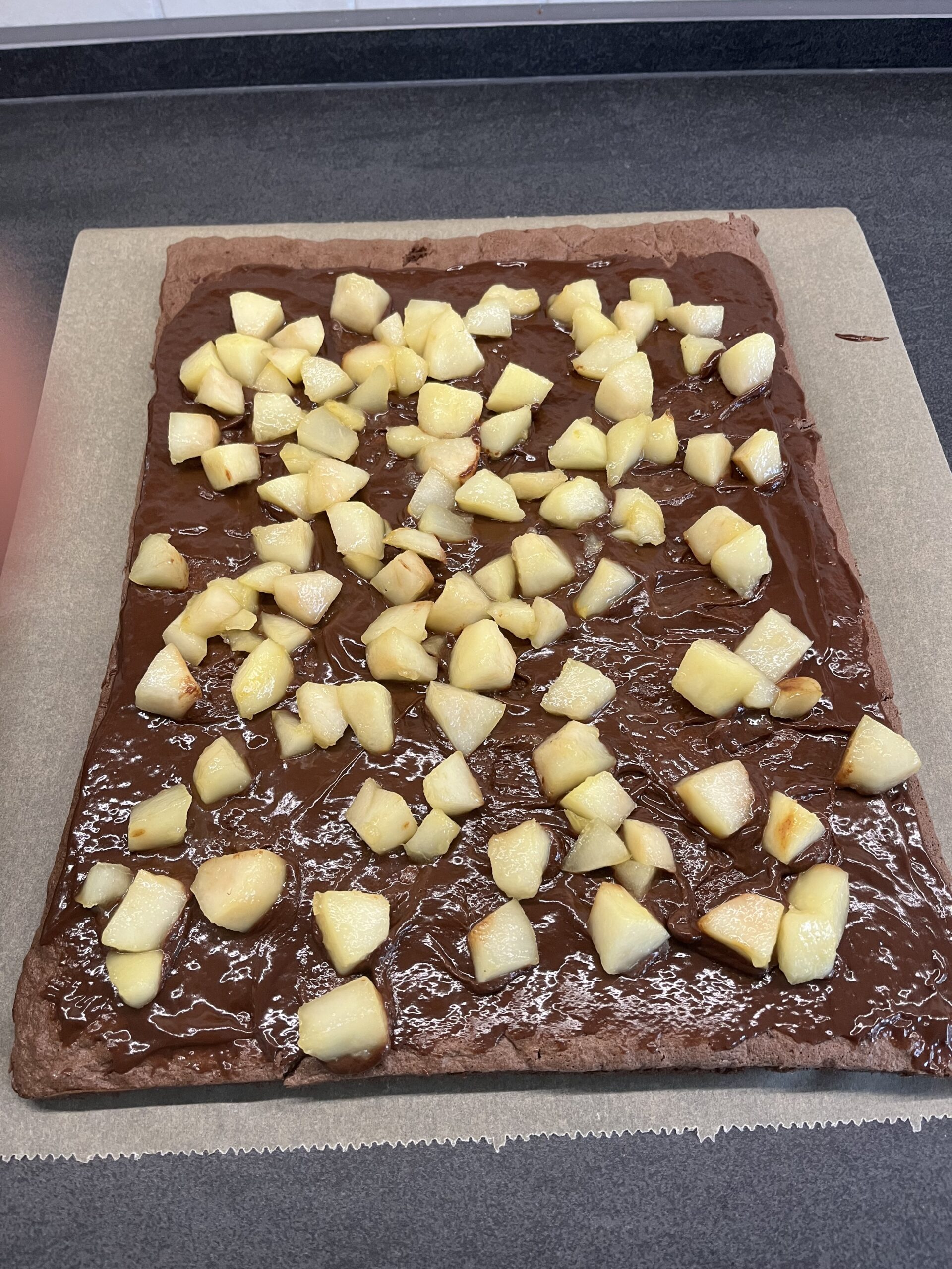 Schokoladen-Biskuitrolle mit karamellisierten Birnen - passion patisserie Schokoladen-Biskuitrolle mit karamellisierten Birnen - passion patisserie