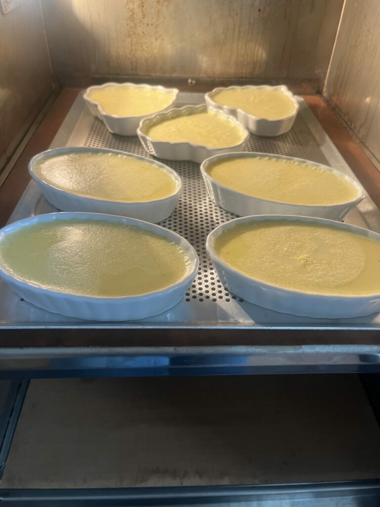 Die Crème brûlée befindet sich im Ofen