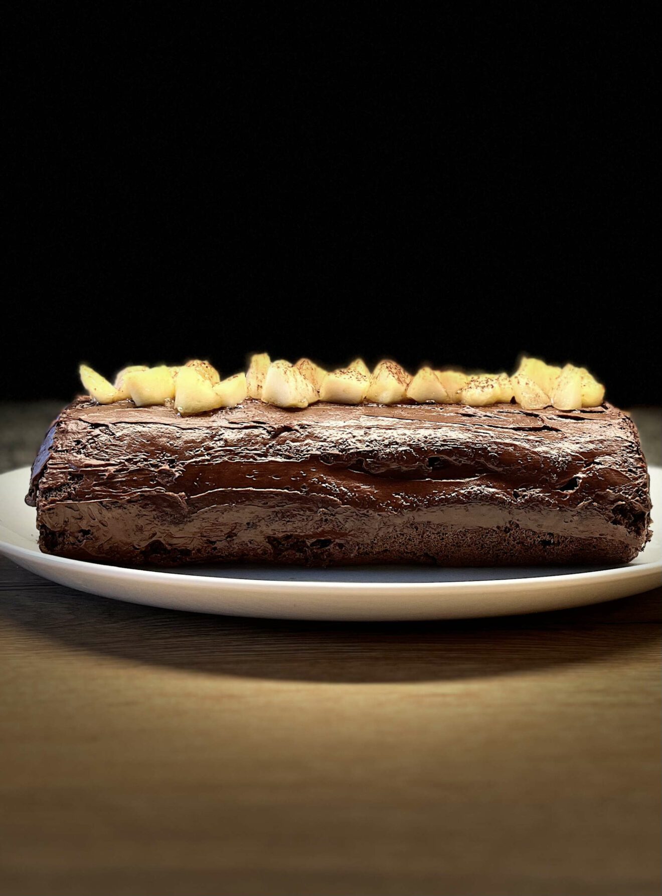 Schokoladen-Biskuitrolle mit karamellisierten Birnen - passion patisserie