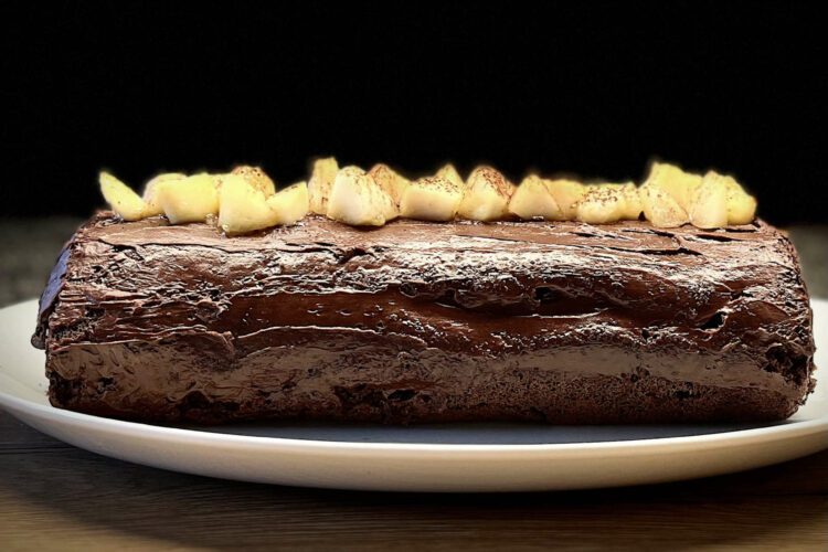Schokoladen- Biskuitrolle mit karamellisierten Birnen - passion patisserie Schokoladen- Biskuitrolle mit karamellisierten Birnen - passion patisserie