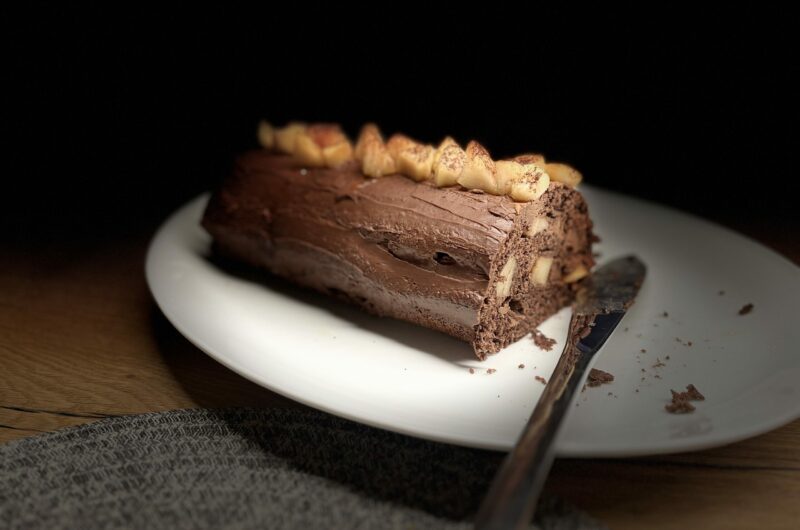 Schokoladen-Biskuitrolle mit karamellisierten Birnen - passion patisserie