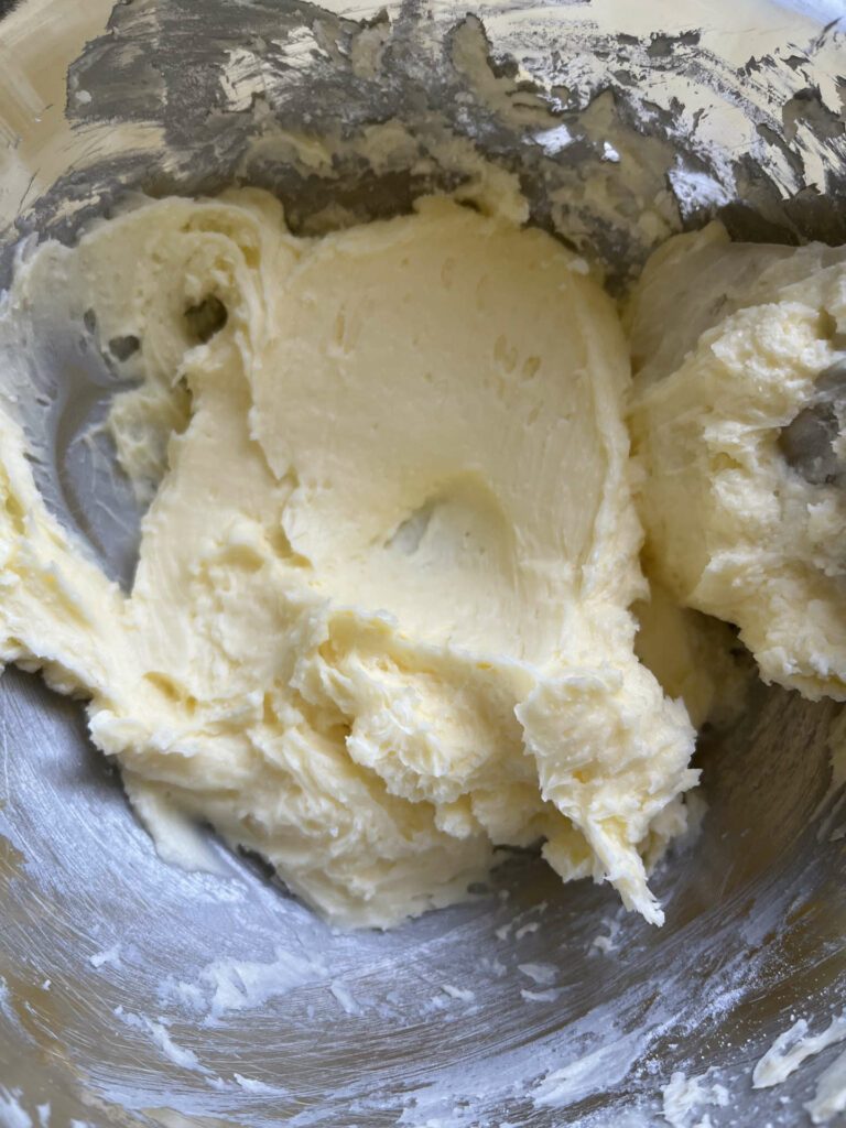 Butter und Puderzucker verrühren