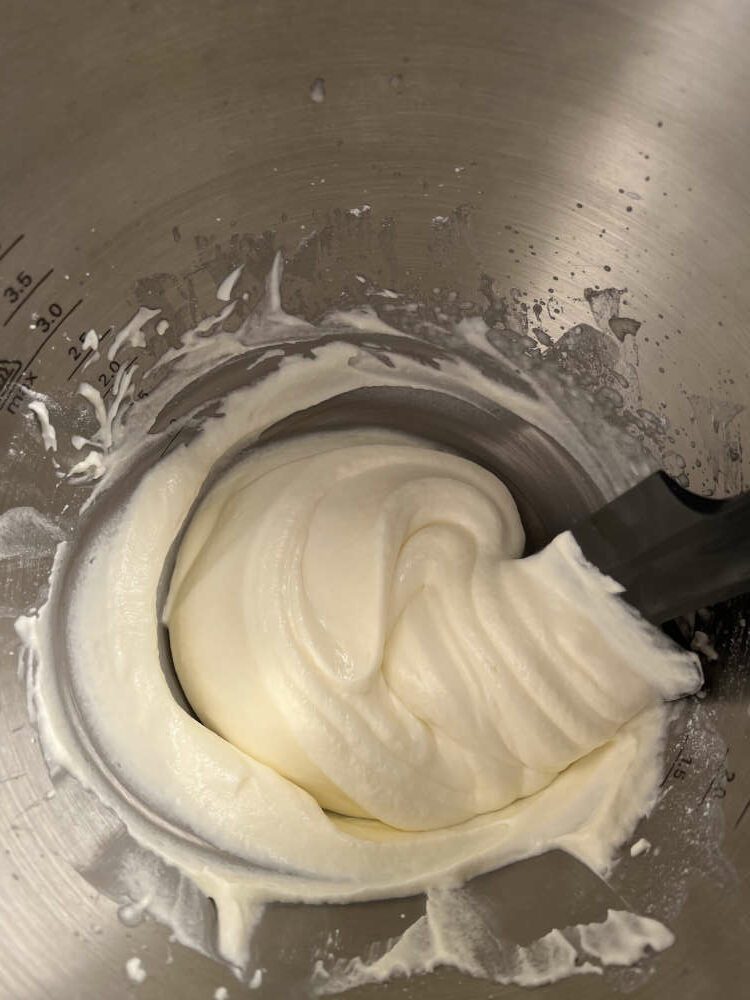 Den griechischen Joghurt und den Zitronensaft unterheben
