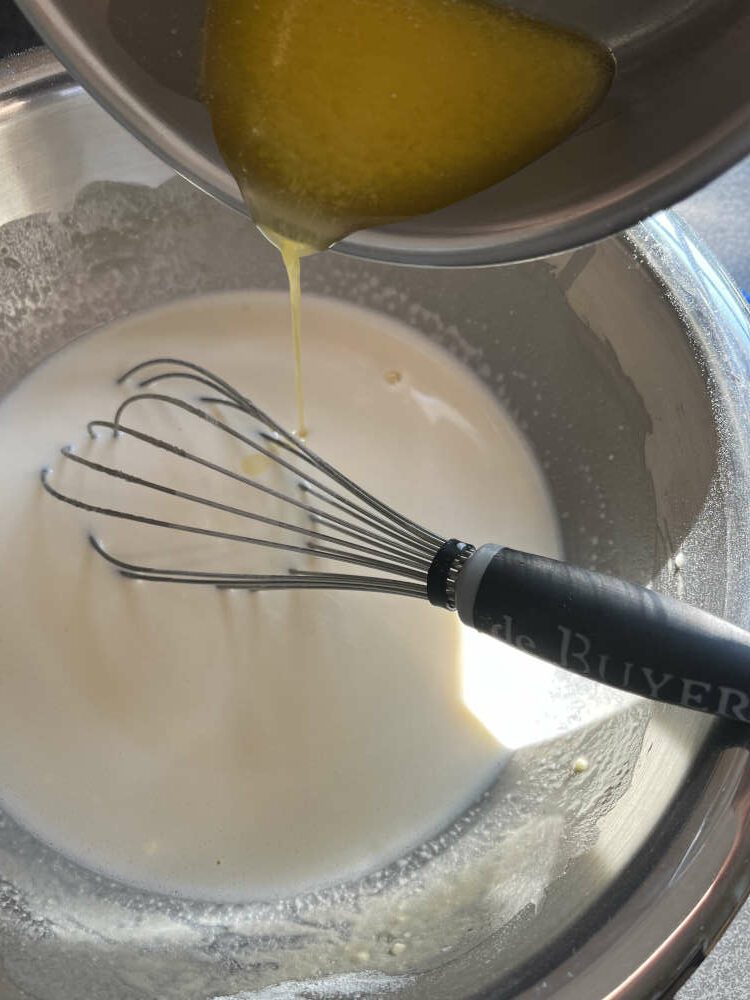 Die flüssige Butter unterrühren
