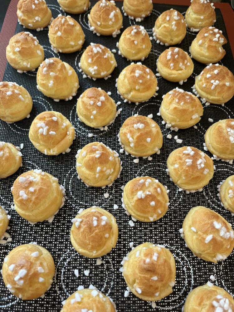 Die fertig gebackenen Chouquettes