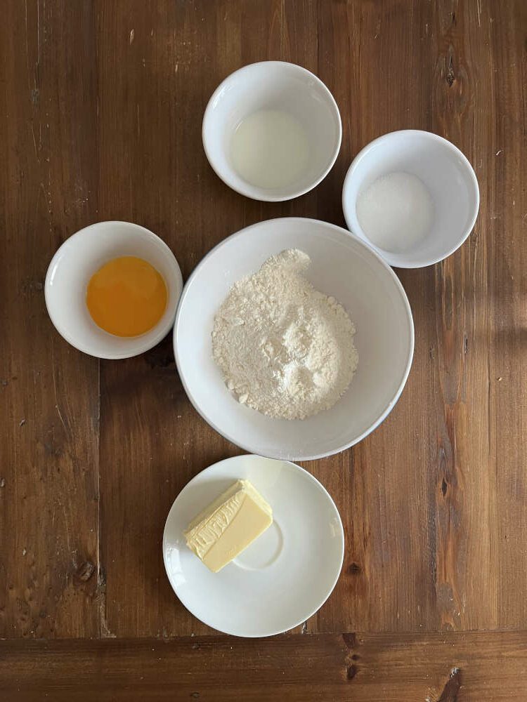 Die Zutaten für den Mürbeteig: Mehl, Butter, Zucker, Eigelb, Milch und Salz