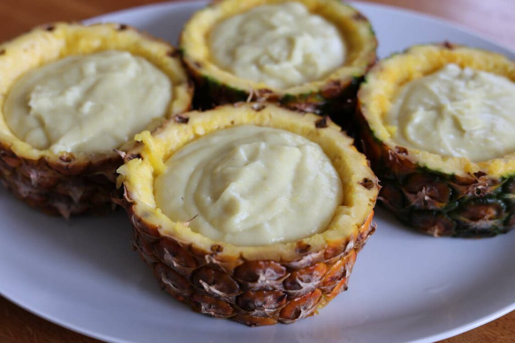 Crème brûlée Ananas, serviert in Ananasscheiben