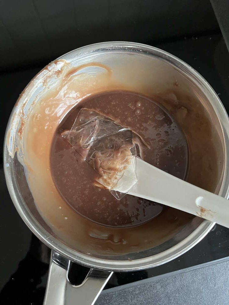 Die Gelatine in der Emulsion von Schokolade und Milch auflösen