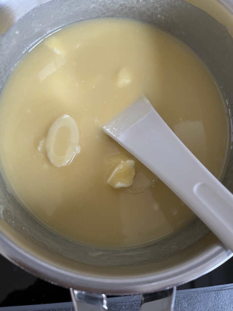 Die Butter zusammen mit der weißen Schokolade schmelzen lassen