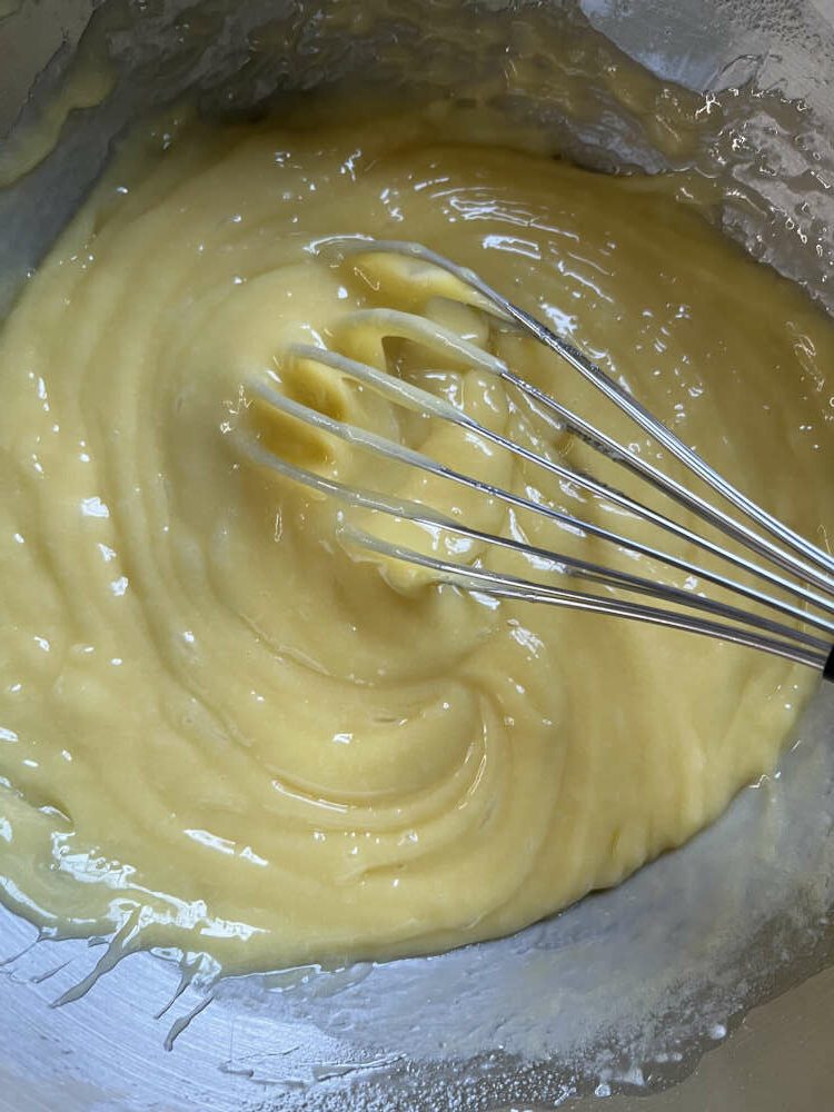 Die Eiermischung mit der geschmolzenen Schokolade und Butter verrühren