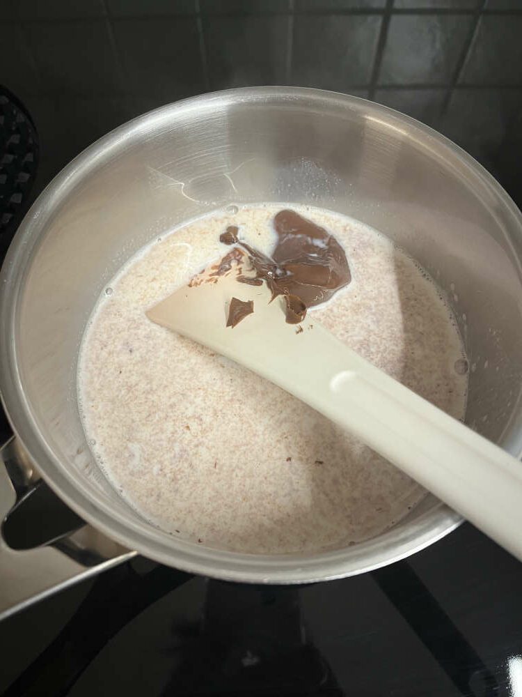 Die Nuss-Nougat-Creme in der heißen Milch auflösen