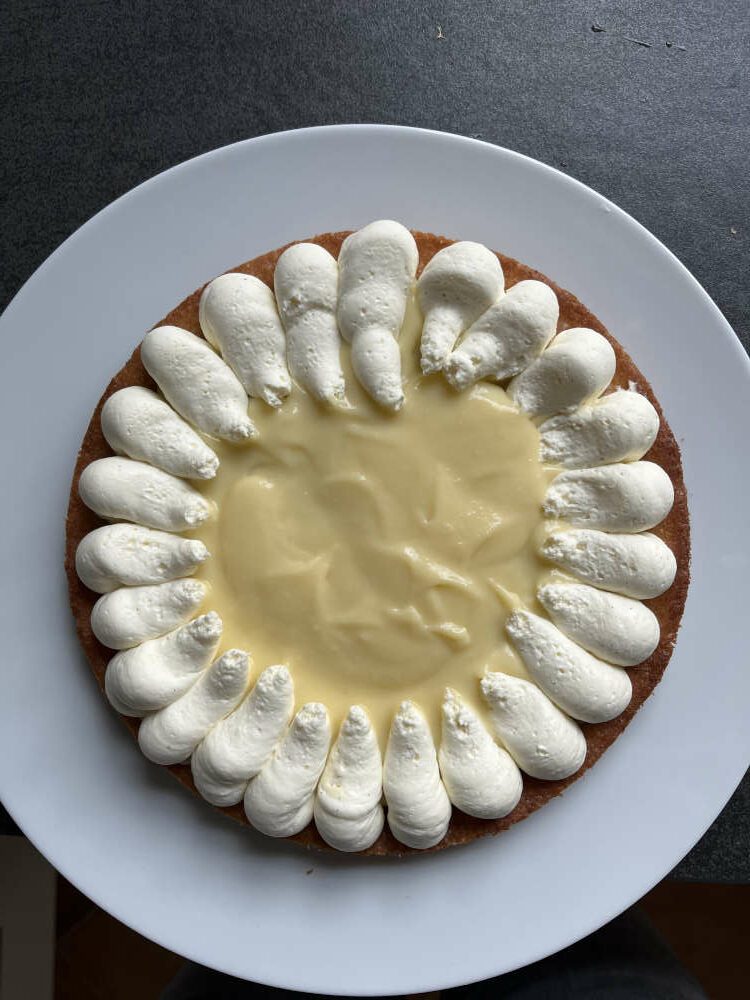 Den Mandarinen Curd auf die Tarte streichen, die Ganache außen herum aufspritze