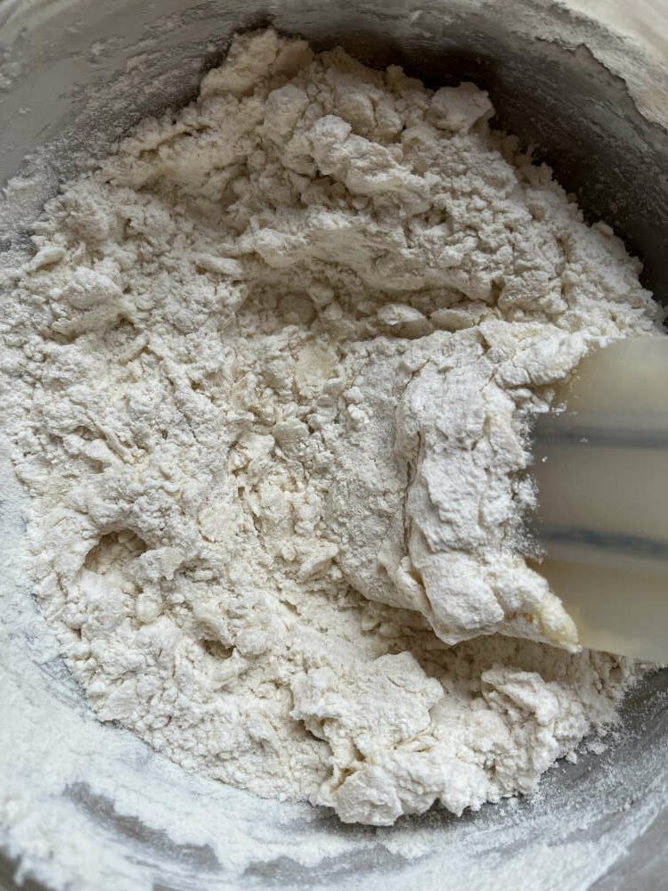 Mehl, Salz und Ein einarbeiten