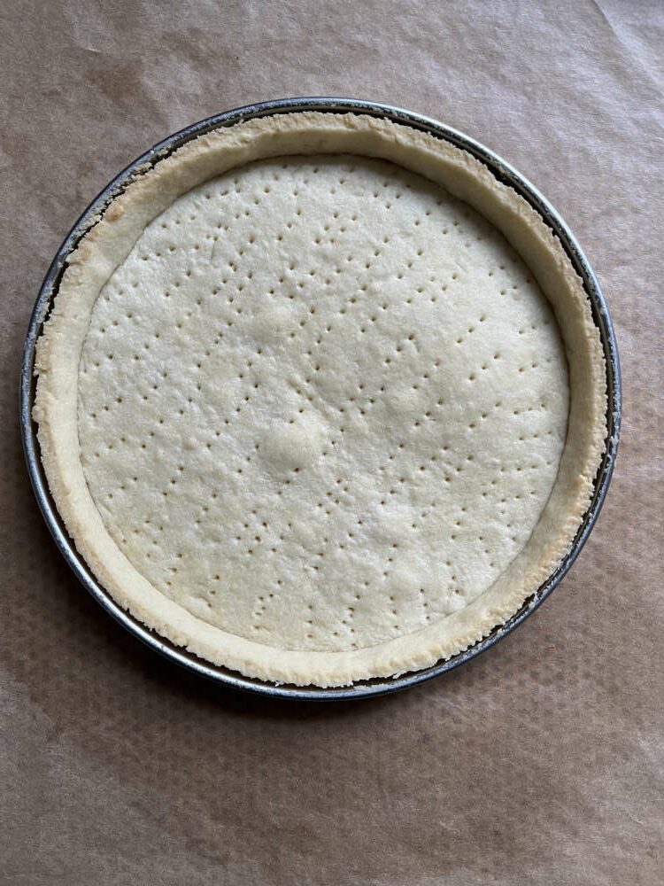 Der gebackene Boden der Tarte Dulcey Vanille Pekannuss