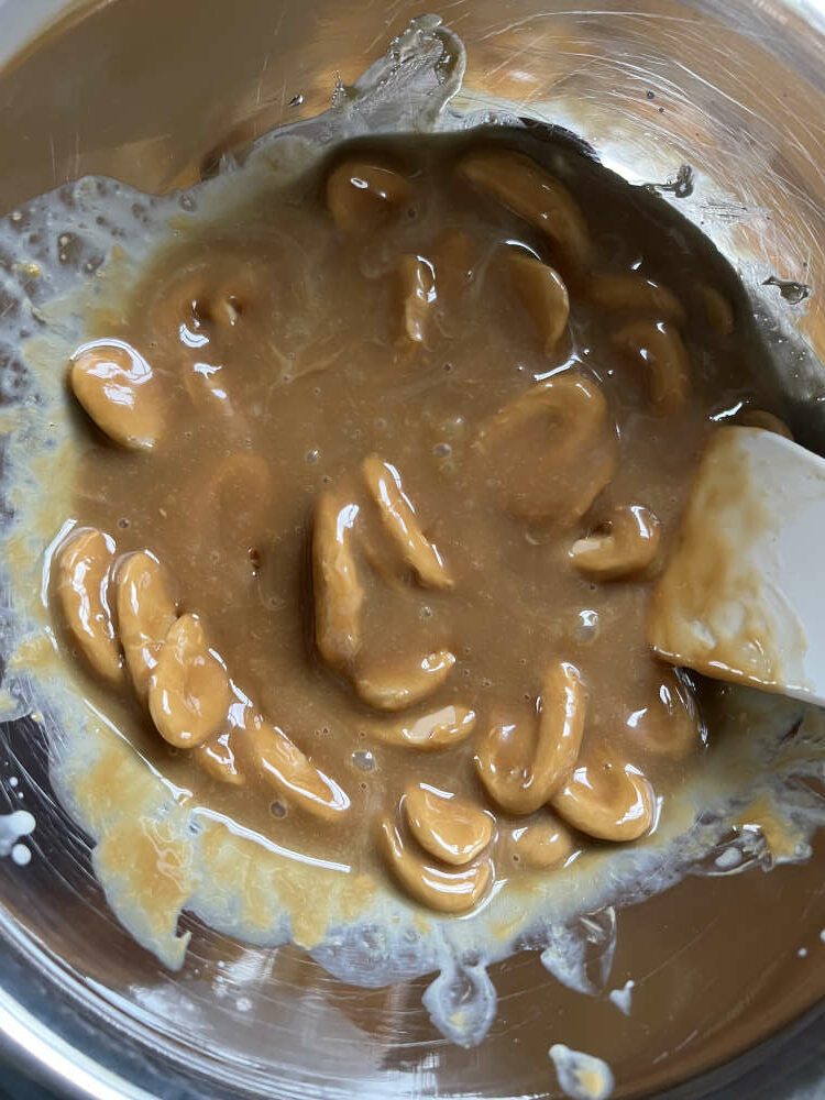 In drei mal die heiße Sahne auf die Schokolade gießen und zu einer Emulsion verrühren