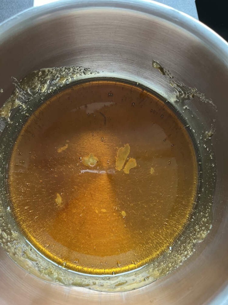 Den Zucker erhitzen und schmelzen lassen, bis ein hellbraunes Karamell entsteht