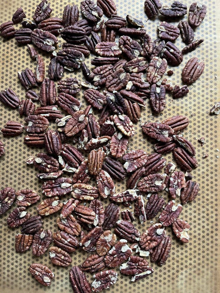 Die gerösteten Pekannüsse für das Praliné