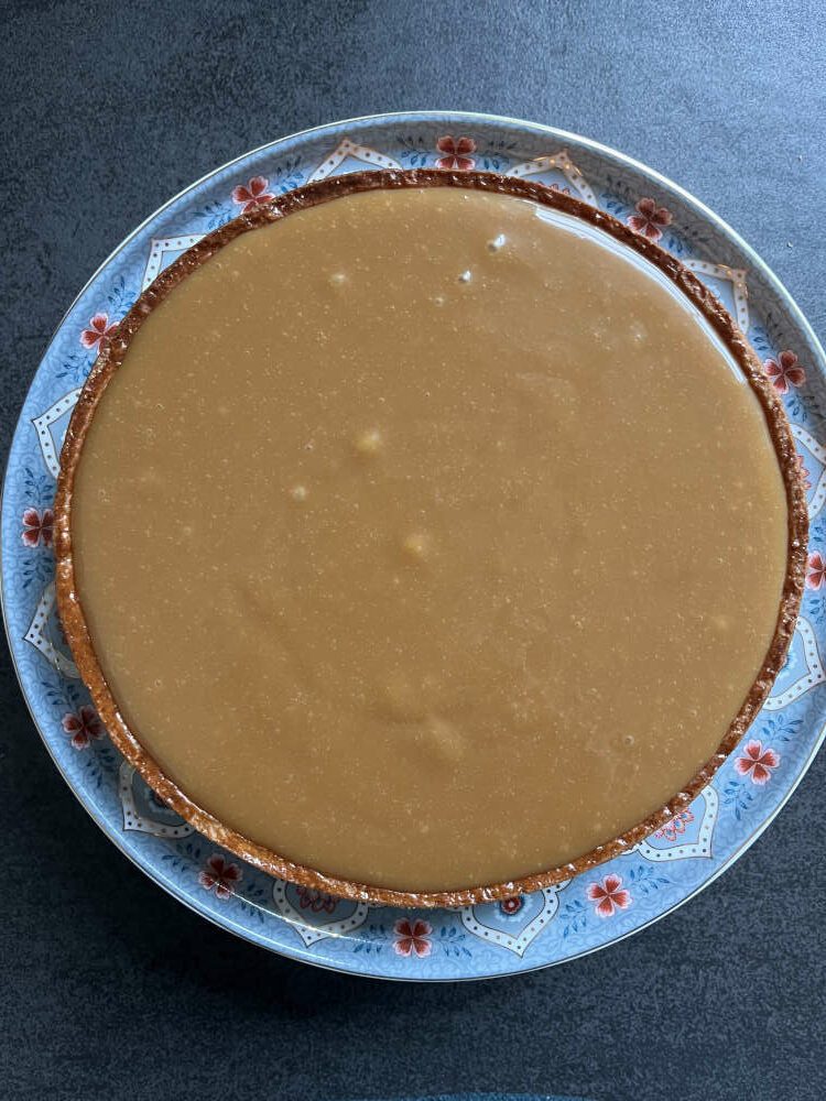 Die Ganache in den Tarteboden füllen, dann die Tarte kühl stellen