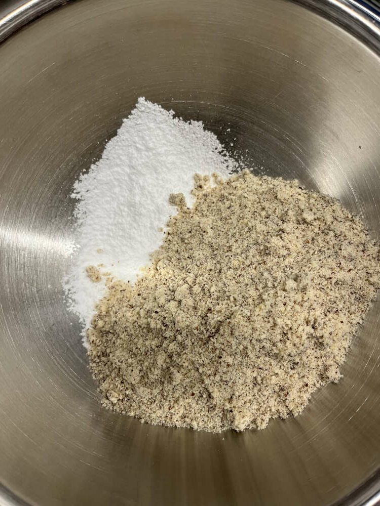 Die gemahlenen Mandeln und der Puderzucker in der Schale