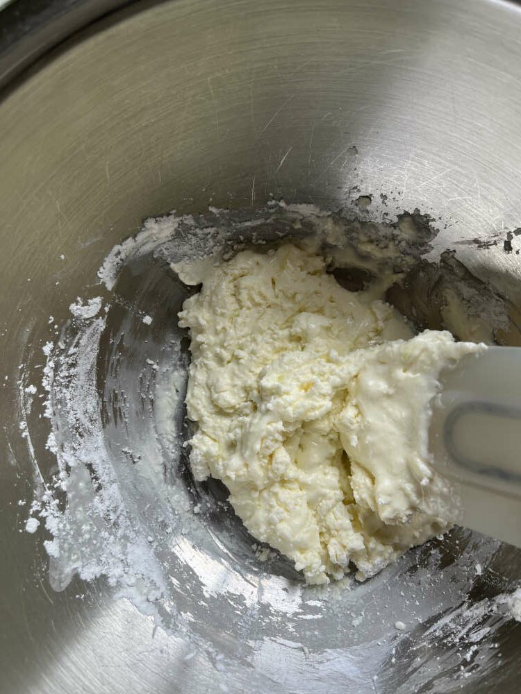 Den griechischen Joghurt nach und nach unterrühren
