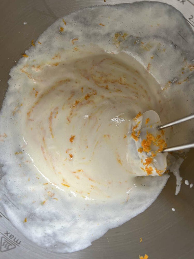 Joghurt, Vanille, Orangenschale, Backpulver und Salz unterrühren