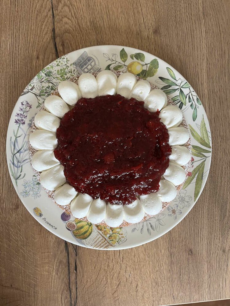 Die eingekochten Erdbeeren und die Vanille-Schlagsahne auf der Tarte