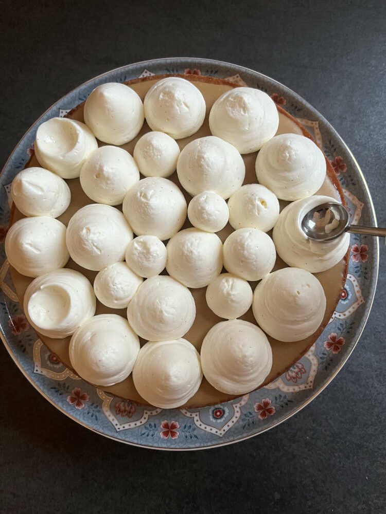 Kleine unterschiedlich große Kugeln Ganache montée auf die Tarte spritzen und mit einem Melonenausstecher Vertiefungen in die großen Kugeln drücken