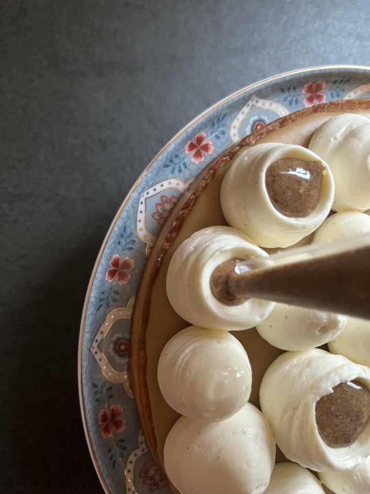 In die Vertiefungen das Praliné füllen