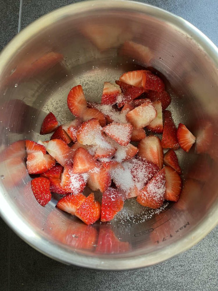 Die Erdbeeren zusammen mit dem Zucker und dem Zitronensaft kochen