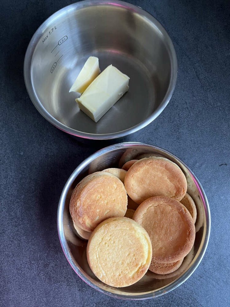 Die Zutaten für den Boden: Sable breton-Kekse und Butter
