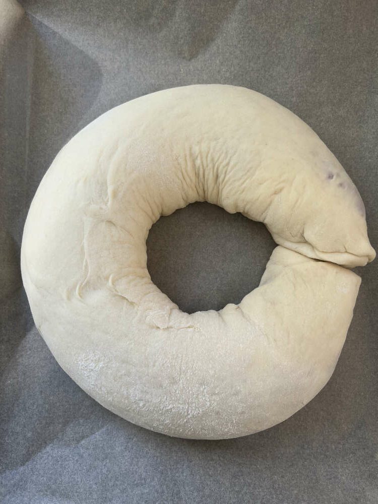Aus der Teigrolle einen Ring formen