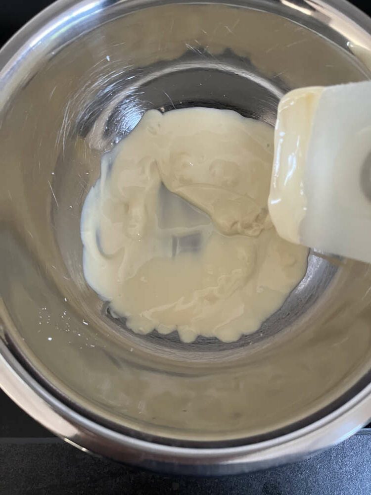 Die weiße Kuvertüre schmelzen lassen