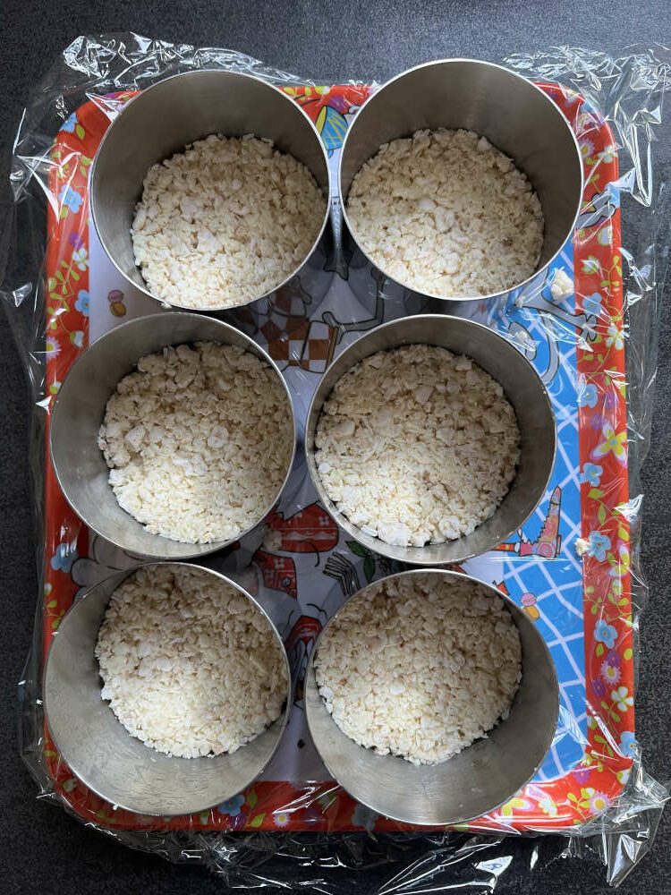 Die Masse in die Dessertringe füllen und mit einem Löffel festdrücken