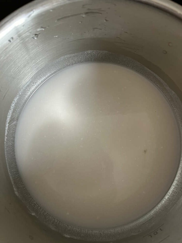 Die Kokosmilch zusammen mit dem Zucker und dem Kokosnusslikör erhitzen