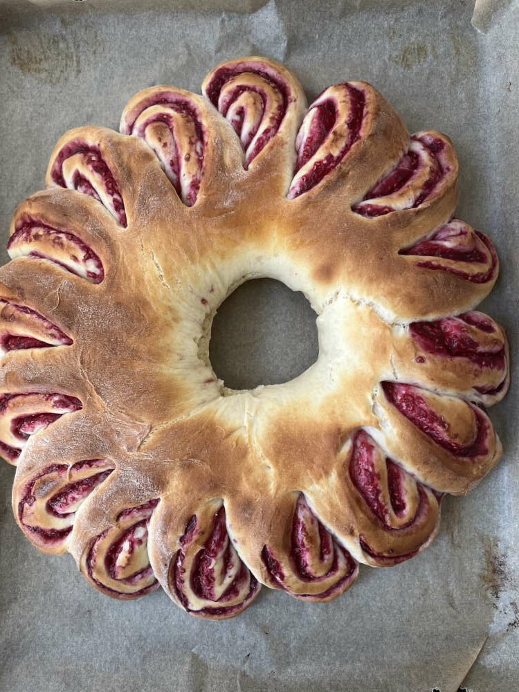 Die fertig gebackene Babka jetzt noch mit dem Sirup bestreichen