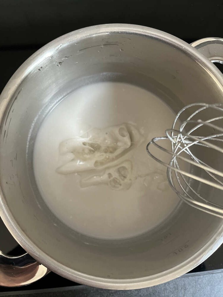 Die Gelatine gut ausdrücken und in der heißen Kokosmilch auflösen