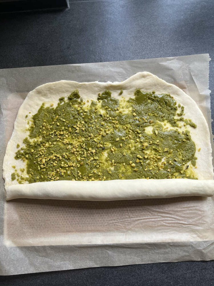 Dann den Teig von der langen Seite her aufrollen