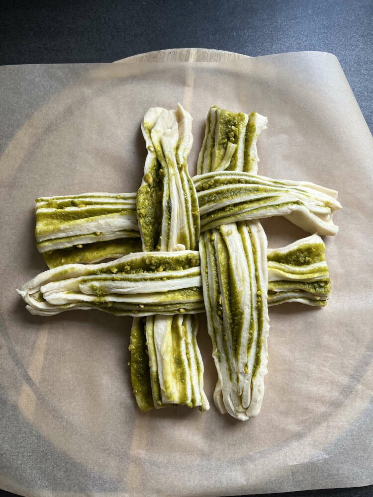 Das Flechten des Teigs für die Babka beginnt.