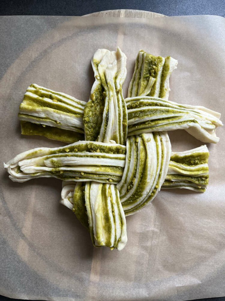 Die Babka wird geflochten.