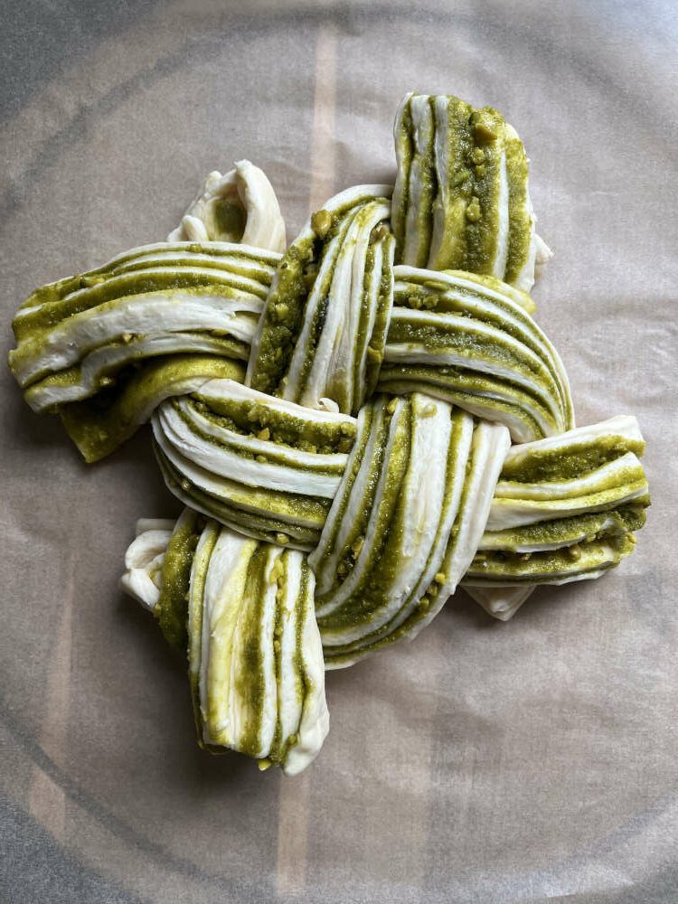 Die Pistazien Babka ist fast fertig geflochten