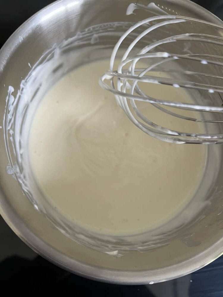 Milch, Butter und Philadelphia Frischkäse im Topf