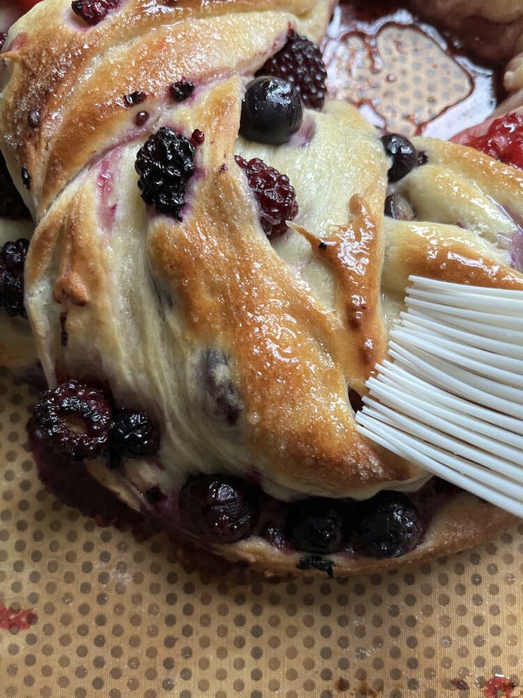 Die Babka mit dem Zuckersirup bestreichen