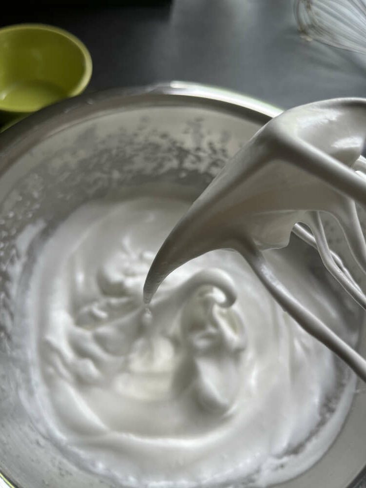 Die Spitze am Rührer zeigt an, dass das Eiweiß fertig geschlagen ist