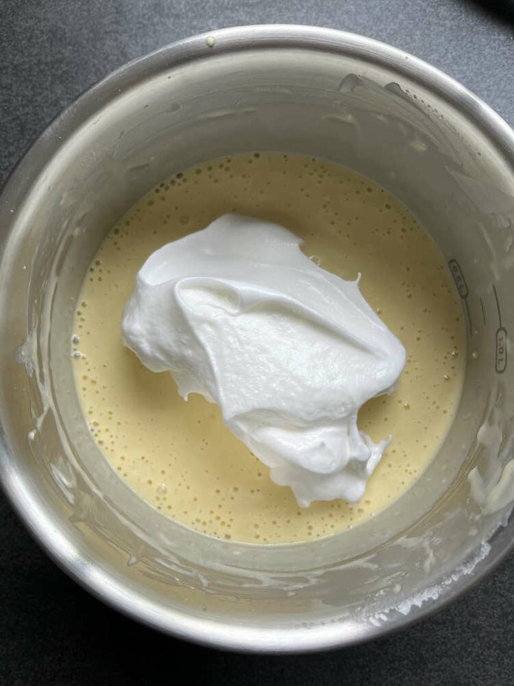 Ein Drittel des Eischnees zu der Käsemischung geben