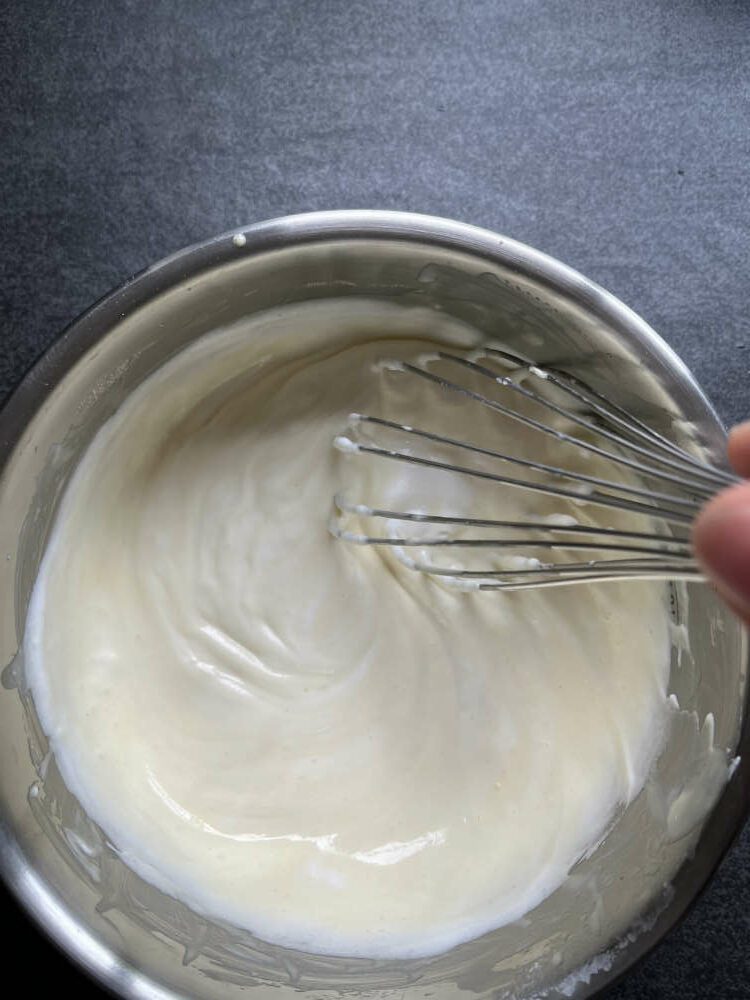 Mit einem Schneebesen beides vermischen